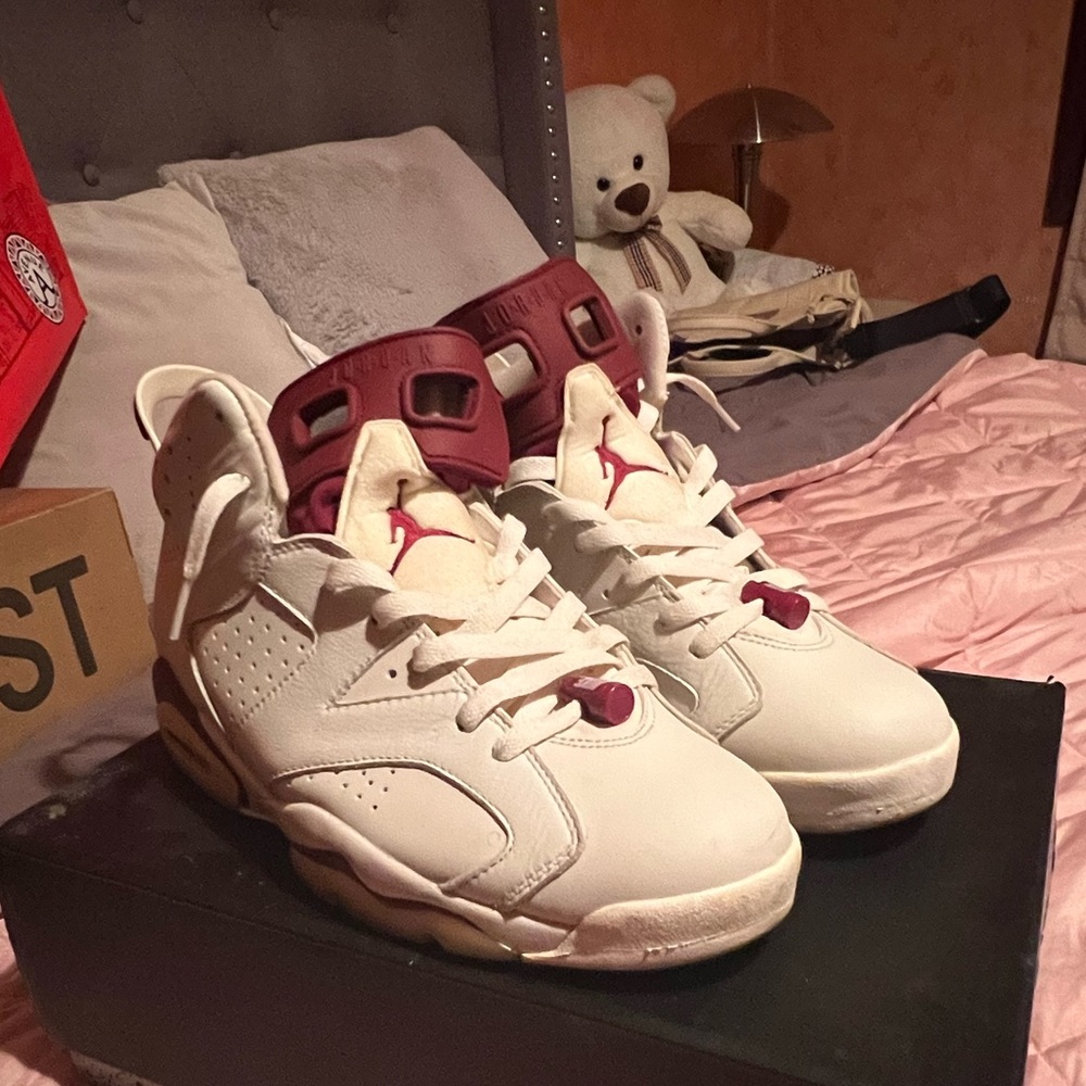 Mens Maroon 6’s Size 10.5